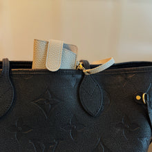 Cargar imagen en el visor de la galería, Simply Button Up Glass Case Bag Charm