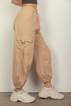 Cargar imagen en el visor de la galería, VERY J Elastic Waist Woven Cargo Pants