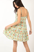 Cargar imagen en el visor de la galería, VERY J Floral Back Smocked Ruffled Mini Dress
