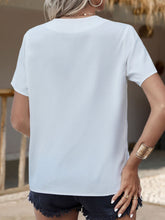 Cargar imagen en el visor de la galería, Scalloped V-Neck Short Sleeve Shirt
