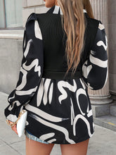 Cargar imagen en el visor de la galería, Collared Neck Black And White Color-Contrast Print Long Sleeve Shirt
