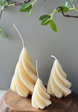 Cargar imagen en el visor de la galería, Modern Swirling Christmas Tree Candles | Holiday Decor
