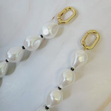 Load image into Gallery viewer, Pearl and Bead Bag Charm
