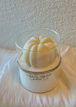 Cargar imagen en el visor de la galería, Pumpkin Season Soy Wax Candle• Seasonal Gift •Home Decor
