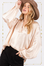 Cargar imagen en el visor de la galería, SAGE + FIG Notched Long Sleeve Blouse
