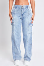 Cargar imagen en el visor de la galería, YMI Jeanswear High-Rise Straight Cargo Jeans
