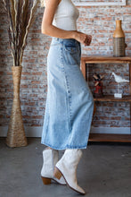 Load image into Gallery viewer, Veveret Slit Mid Rise Waist Denim Skirt
