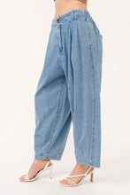 Cargar imagen en el visor de la galería, And The Why Elastic Back Pleated Baggy Jeans
