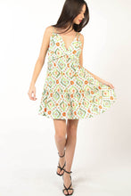 Cargar imagen en el visor de la galería, VERY J Floral Back Smocked Ruffled Mini Dress
