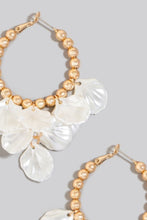 Cargar imagen en el visor de la galería, Fame Pearl Petal Charms Beaded Latch Hoop Earrings
