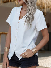 Cargar imagen en el visor de la galería, Scalloped V-Neck Short Sleeve Shirt
