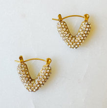 Cargar imagen en el visor de la galería, V Shape Classy Hoop Earrings
