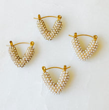 Cargar imagen en el visor de la galería, V Shape Classy Hoop Earrings
