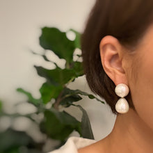 Cargar imagen en el visor de la galería, Teardrop Pearl Earrings
