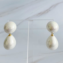 Cargar imagen en el visor de la galería, Teardrop Pearl Earrings
