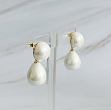 Cargar imagen en el visor de la galería, Teardrop Pearl Earrings
