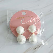 Cargar imagen en el visor de la galería, Teardrop Pearl Earrings
