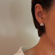 Cargar imagen en el visor de la galería, Faceted Trio Crystals Stud Earrings
