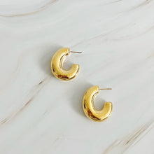 Cargar imagen en el visor de la galería, Golden Object Oval Hoop Earrings
