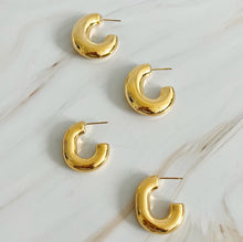 Cargar imagen en el visor de la galería, Golden Object Oval Hoop Earrings
