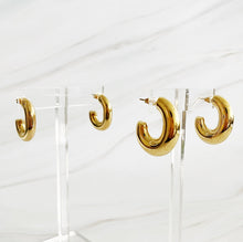 Cargar imagen en el visor de la galería, Golden Object Oval Hoop Earrings
