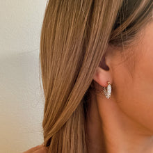 Cargar imagen en el visor de la galería, V Shape Classy Hoop Earrings
