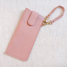 Cargar imagen en el visor de la galería, Simply Button Up Glass Case Bag Charm
