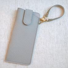 Cargar imagen en el visor de la galería, Simply Button Up Glass Case Bag Charm
