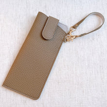 Cargar imagen en el visor de la galería, Simply Button Up Glass Case Bag Charm
