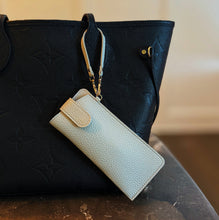 Cargar imagen en el visor de la galería, Simply Button Up Glass Case Bag Charm
