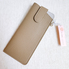 Cargar imagen en el visor de la galería, Simply Button Up Glass Case Bag Charm
