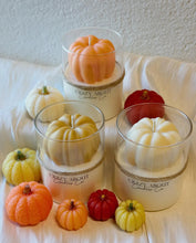 Cargar imagen en el visor de la galería, Pumpkin Season Soy Wax Candle• Seasonal Gift •Home Decor
