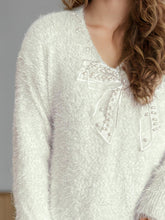 Cargar imagen en el visor de la galería, Bow Pearl Detail V-Neck Long Sleeve Sweater
