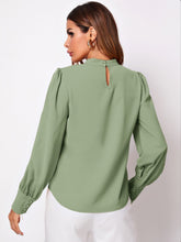 Cargar imagen en el visor de la galería, Ruched Mock Neck Long Sleeve Blouse
