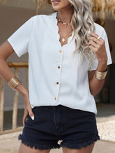 Cargar imagen en el visor de la galería, Scalloped V-Neck Short Sleeve Shirt
