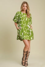 Cargar imagen en el visor de la galería, Umgee Two Tone Abstract Print Puff Sleeve Dress
