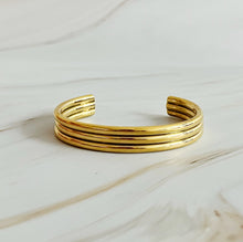 Cargar imagen en el visor de la galería, So Chic Open Bangle
