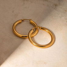 Cargar imagen en el visor de la galería, 18K Gold-Plated Stainless Steel Huggie Earrings
