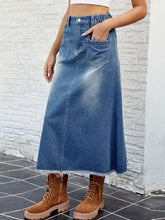 Cargar imagen en el visor de la galería, Raw Hem Buttoned Denim Skirt with Pockets
