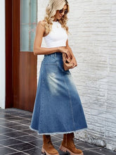 Cargar imagen en el visor de la galería, Raw Hem Buttoned Denim Skirt with Pockets
